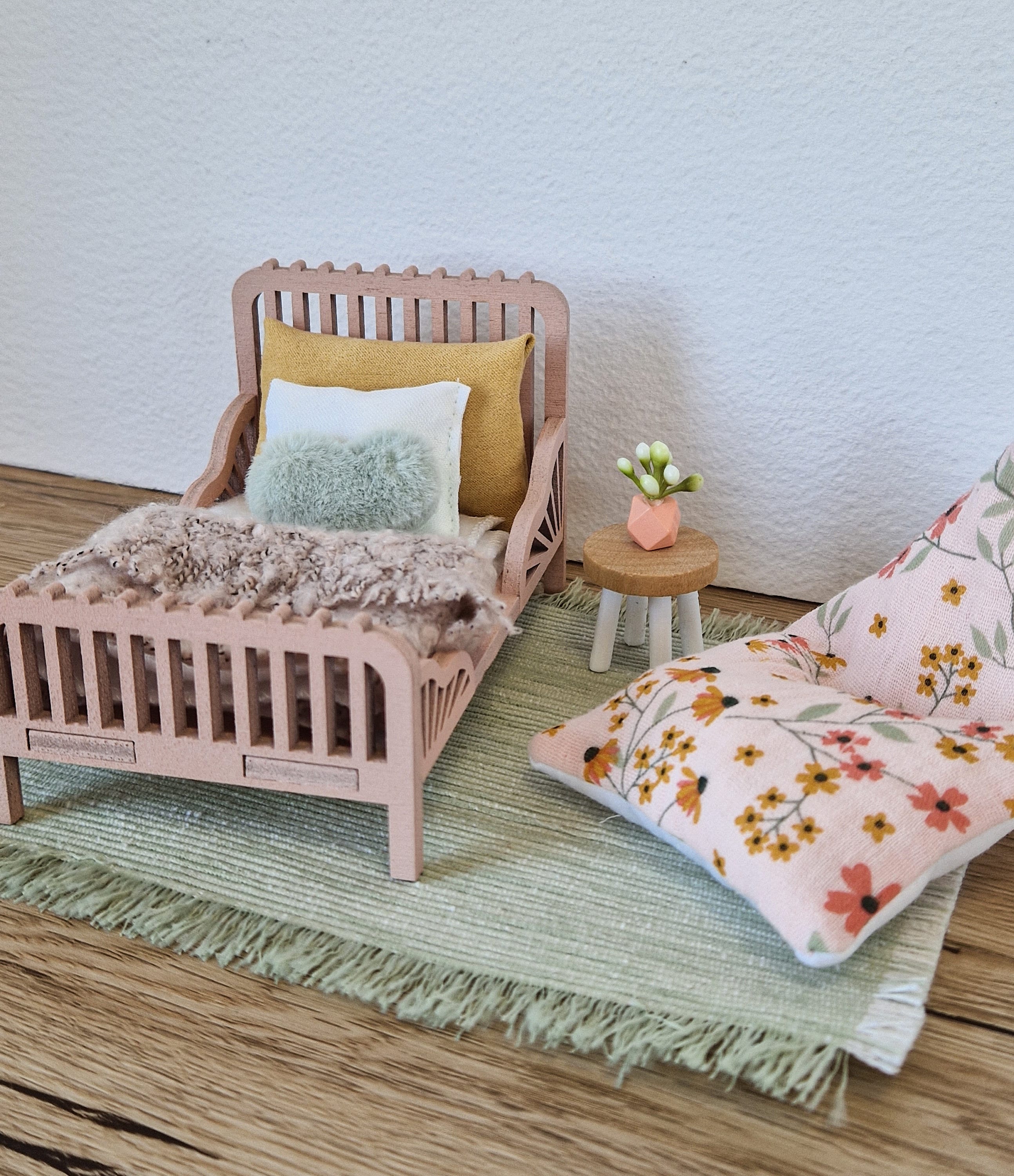 Dolhouse Miniatur-Kinderzimmermöbel im Maßstab 1:12, Cozy Blush, Miniaturbett, Sitzsack (perfekt für die Maus Maileg)