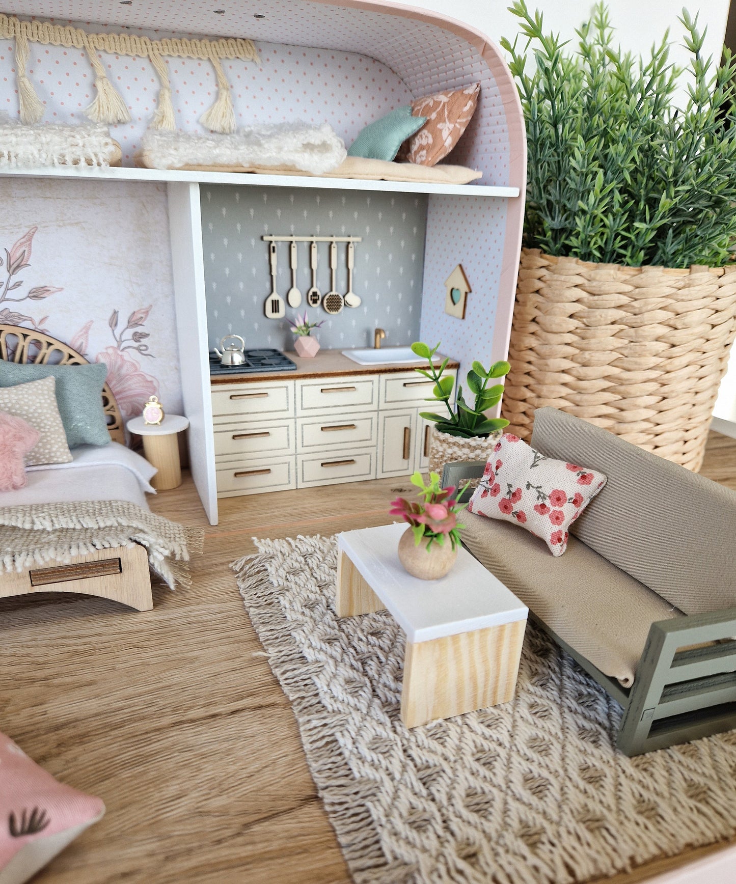 Gemütlicher Rückzugsort in Pastellfarben – Großes Koffer-Puppenhaus
