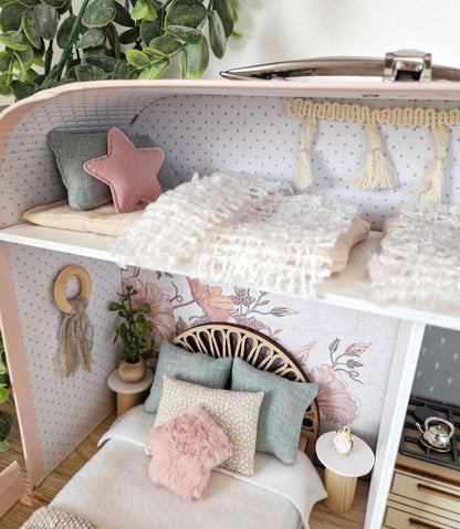 Gemütlicher Rückzugsort in Pastellfarben – Großes Koffer-Puppenhaus