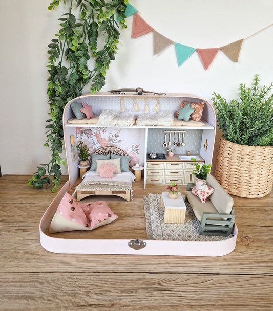 Gemütlicher Rückzugsort in Pastellfarben – Großes Koffer-Puppenhaus