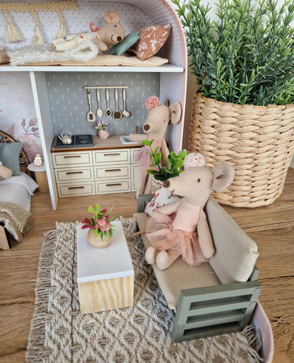 Gemütlicher Rückzugsort in Pastellfarben – Großes Koffer-Puppenhaus