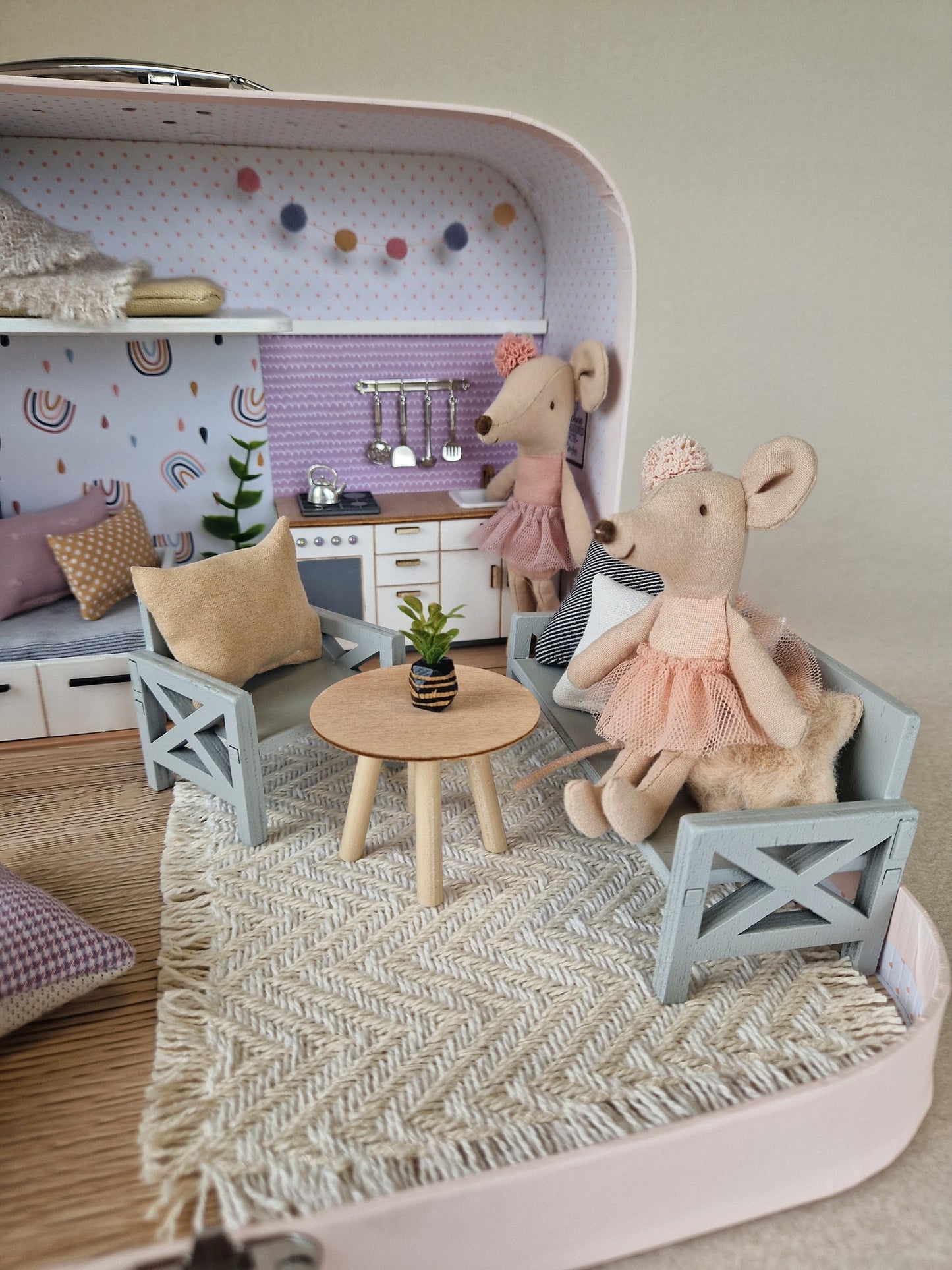 Lavendelnebel – Puppenhaus im mittleren Kofferformat