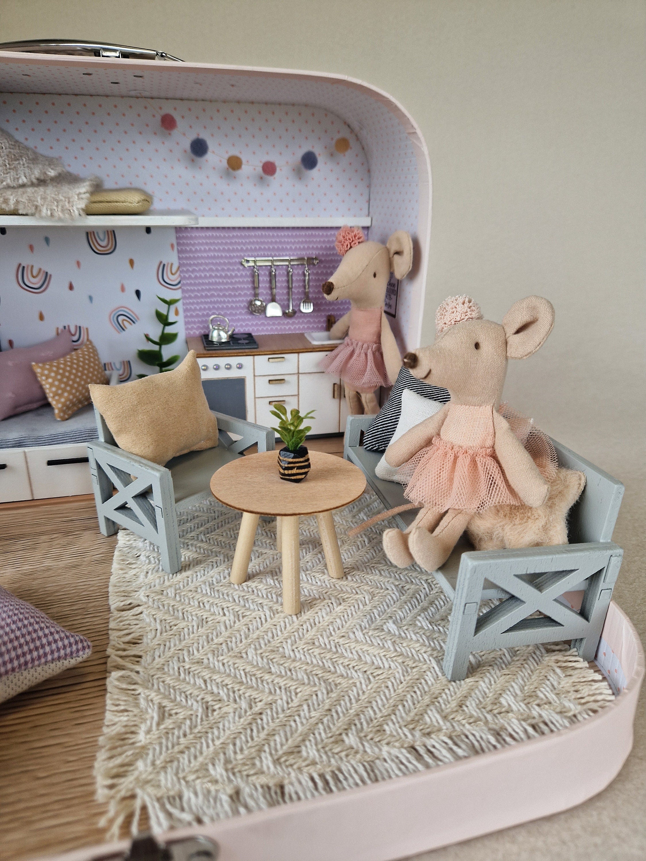 Lavendelnebel – Puppenhaus im mittleren Kofferformat