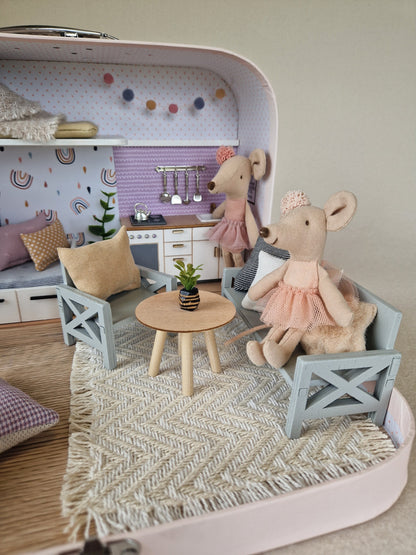 Lavendelnebel – Puppenhaus im mittleren Kofferformat