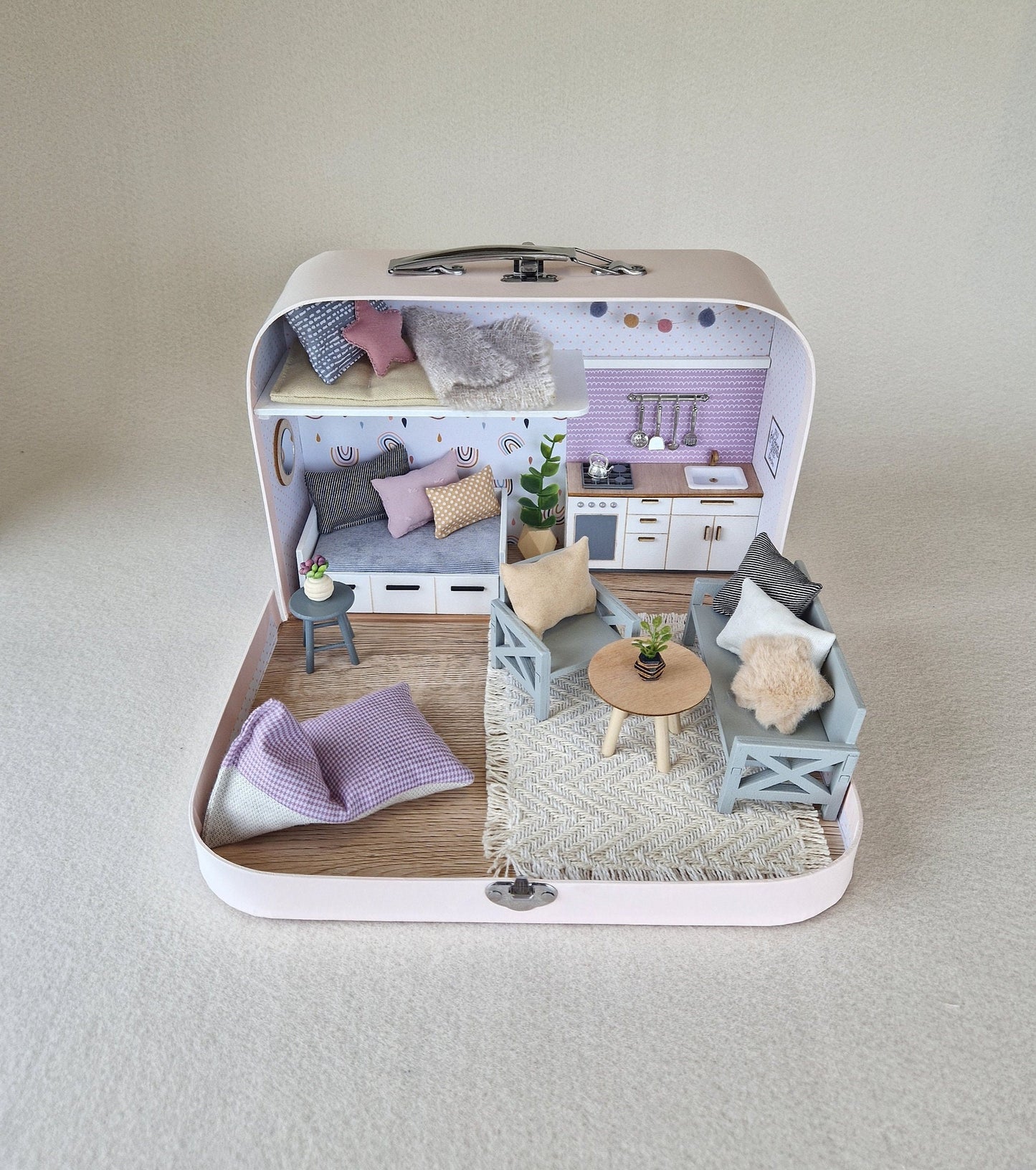 Lavendelnebel – Puppenhaus im mittleren Kofferformat