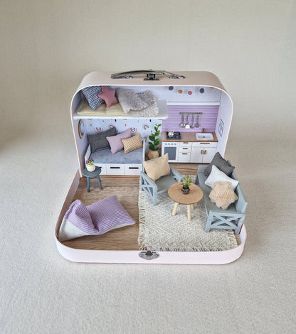 Lavendelnebel – Puppenhaus im mittleren Kofferformat