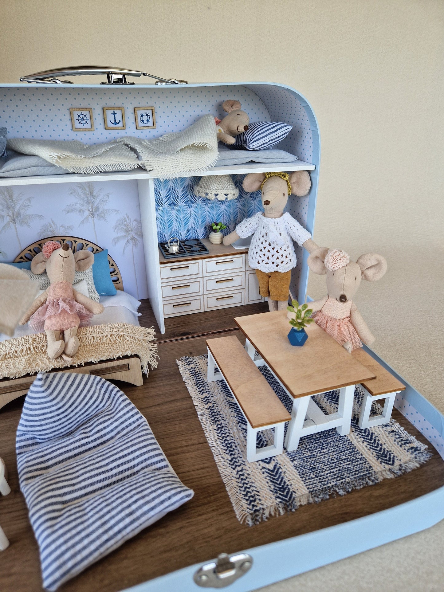 Coastal Breeze – Großes Koffer-Puppenhaus