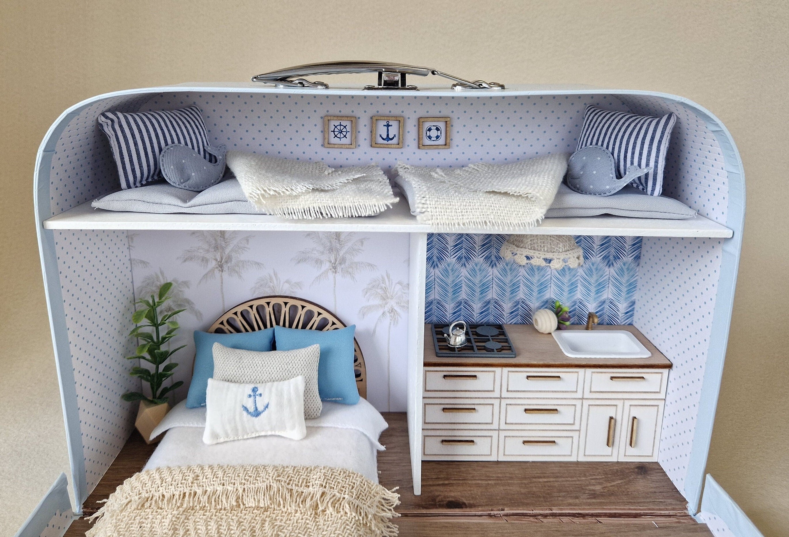 Coastal Breeze – Großes Koffer-Puppenhaus
