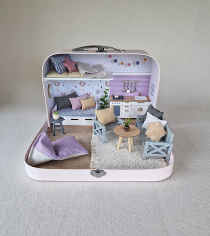 Lavendelnebel – Puppenhaus im mittleren Kofferformat