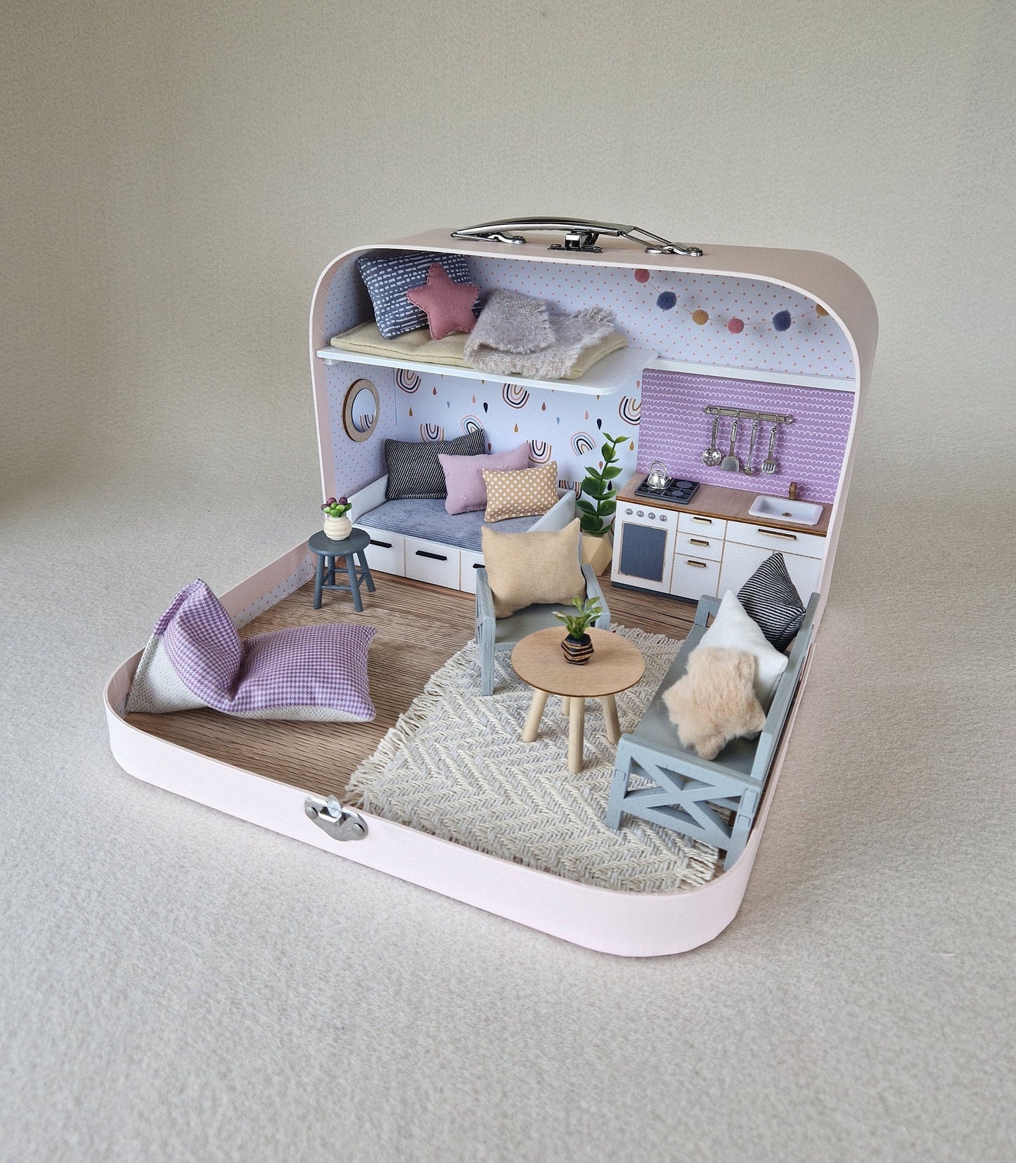 Lavendelnebel – Puppenhaus im mittleren Kofferformat
