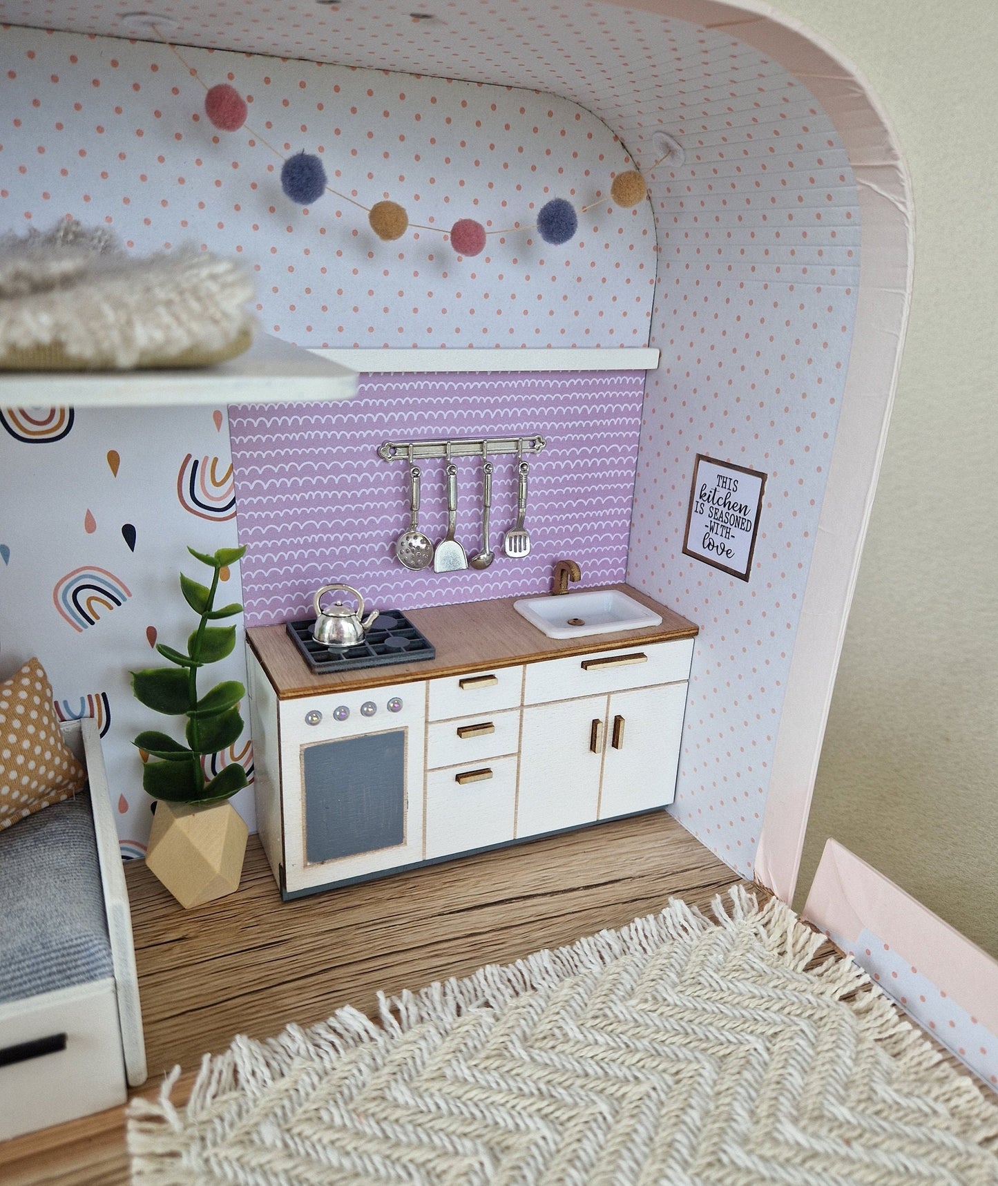 Lavendelnebel – Puppenhaus im mittleren Kofferformat