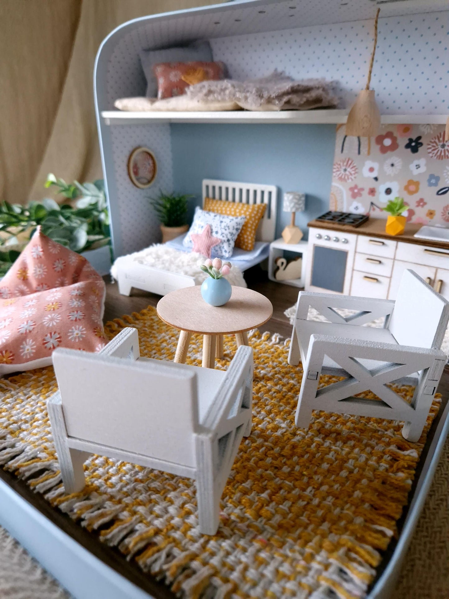 Frühlingsblüte – Puppenhaus im mittleren Kofferformat