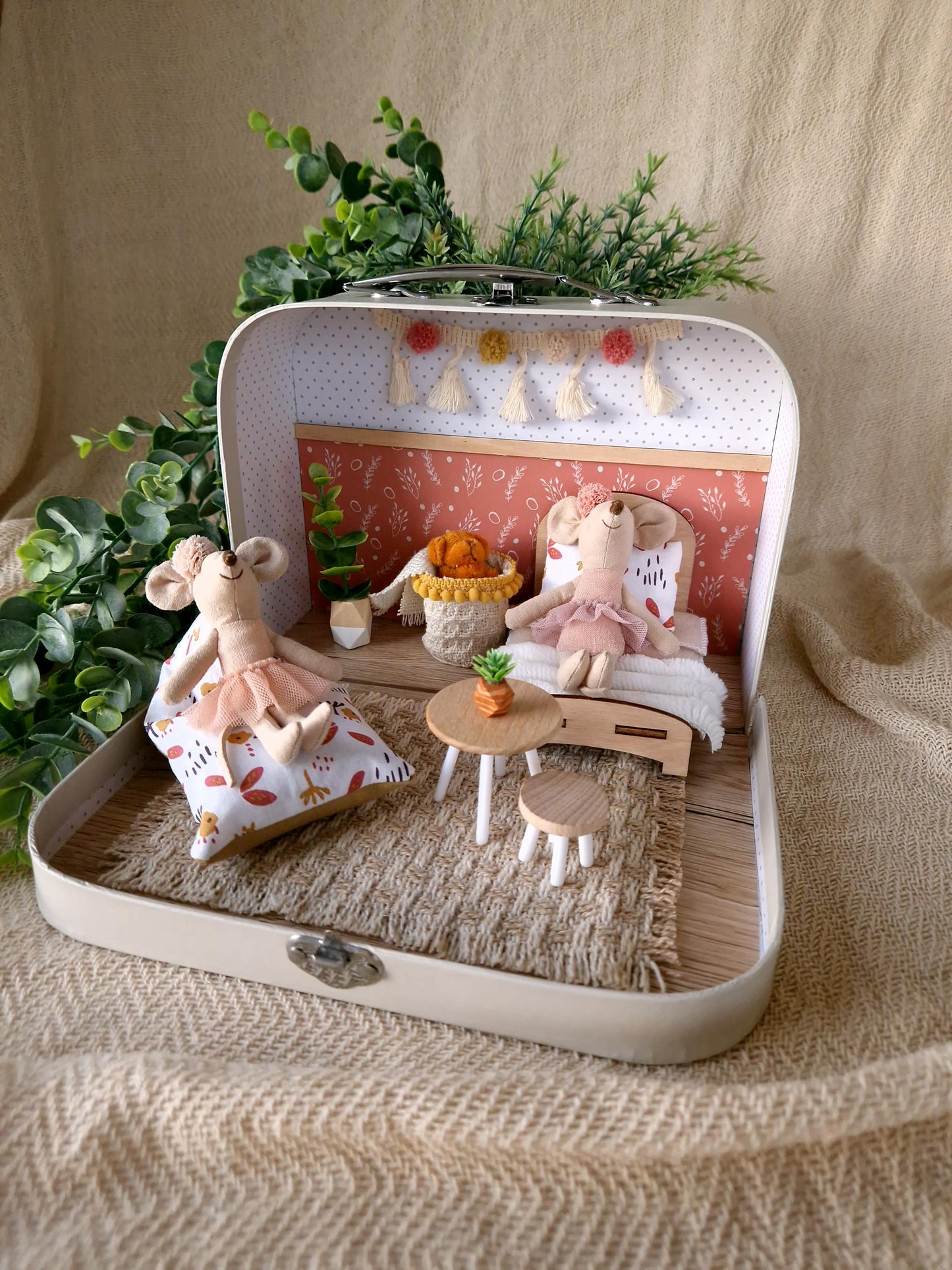 Gemütliches rosa Puppenhaus im kleinen Koffer