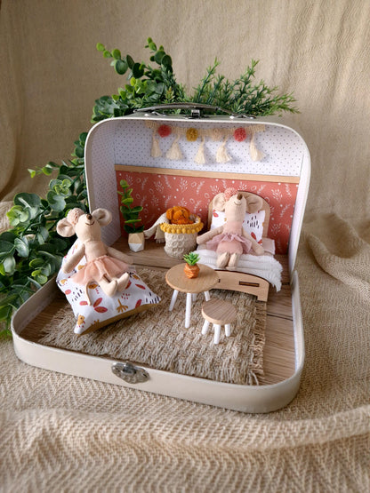 Gemütliches rosa Puppenhaus im kleinen Koffer