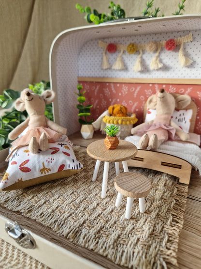 Gemütliches rosa Puppenhaus im kleinen Koffer