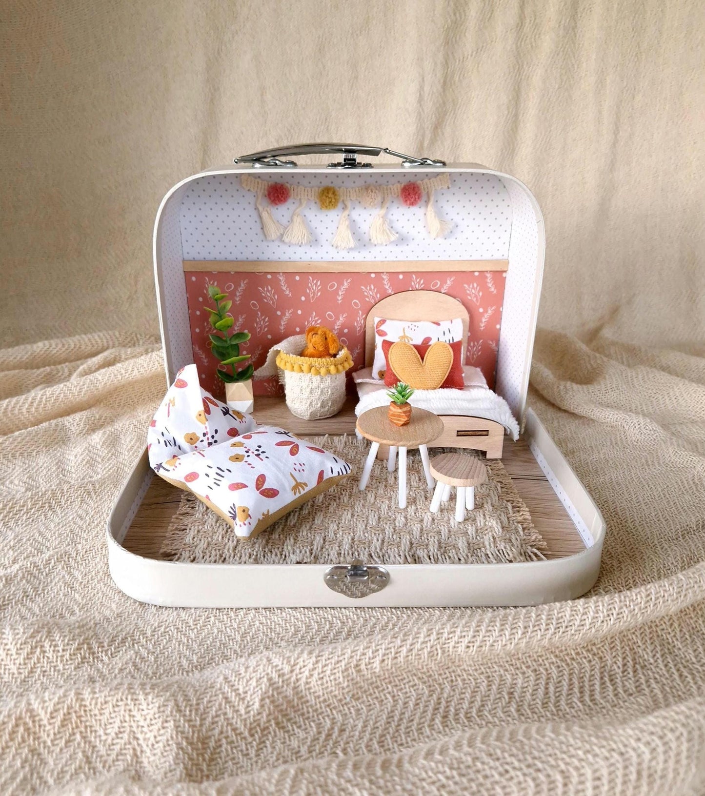 Gemütliches rosa Puppenhaus im kleinen Koffer