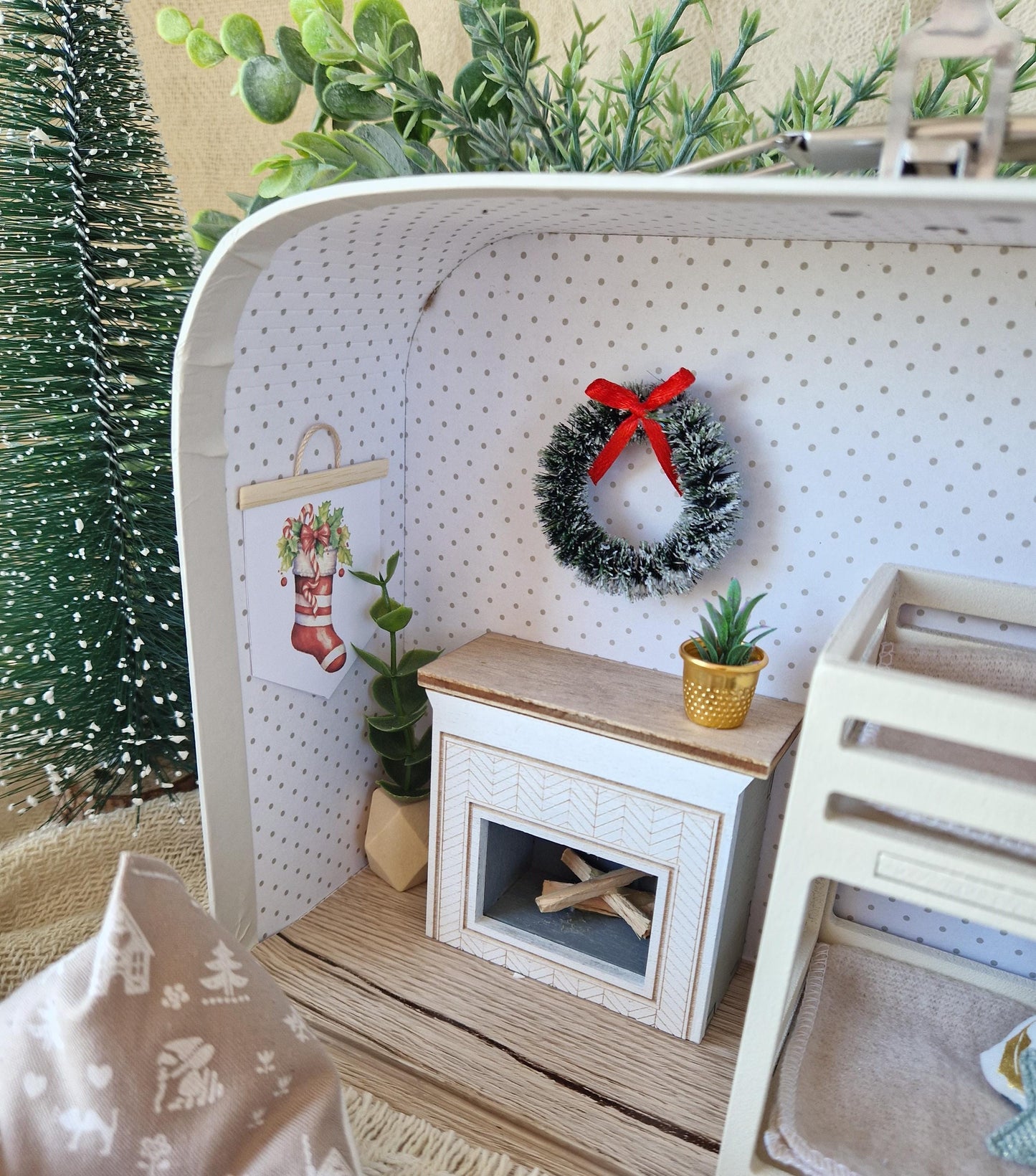 Weihnachtsfreude – Puppenhaus im kleinen Koffer