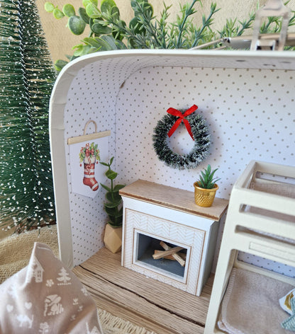 Weihnachtsfreude – Puppenhaus im kleinen Koffer