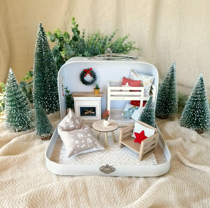Weihnachtsfreude – Puppenhaus im kleinen Koffer