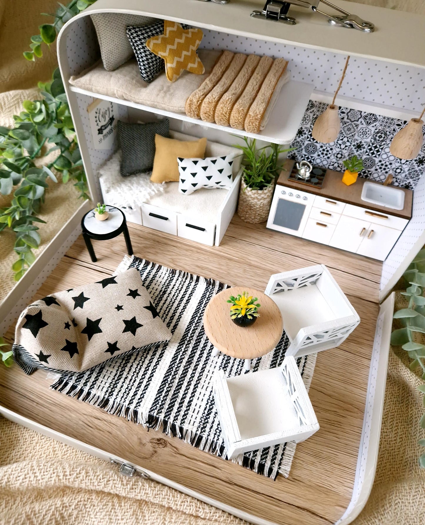 Charming Greys – Puppenhaus im mittleren Kofferformat