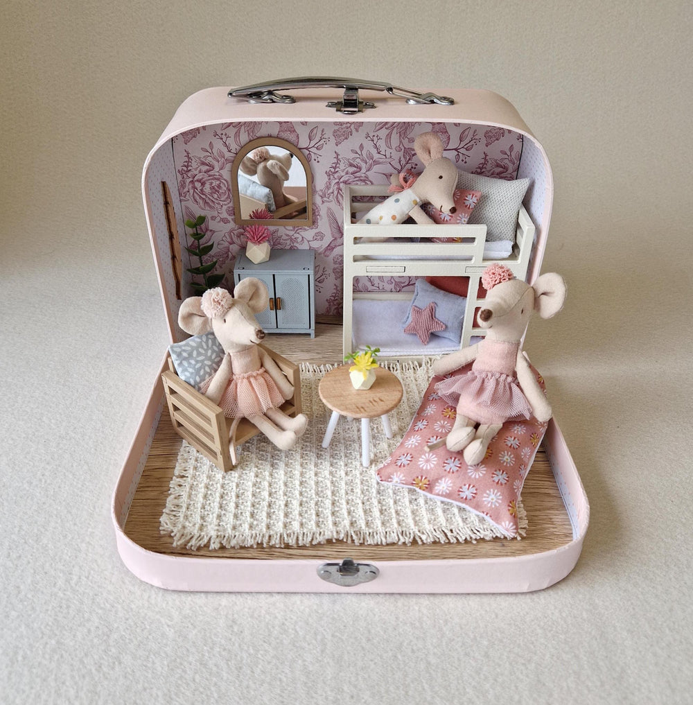 Floral Rose Nest – kleines Koffer-Puppenhaus, aufgeklappt, mit Etagenbett im Maßstab 1:12, Blumentapete und zwei Mäusen in Maileg-Größe