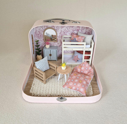 Blumenrosennest – Puppenhaus im kleinen Koffer
