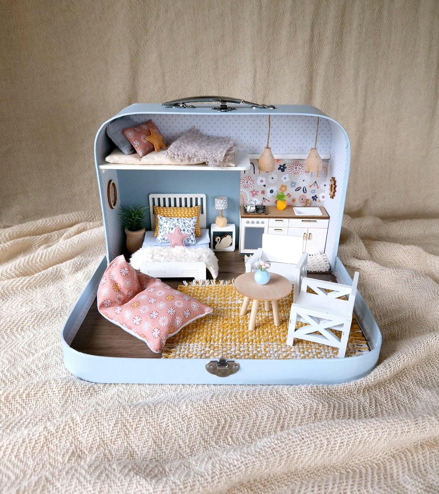 Frühlingsblüte – Puppenhaus im mittleren Kofferformat