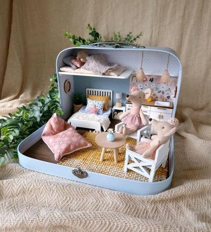 Frühlingsblüte – Puppenhaus im mittleren Kofferformat