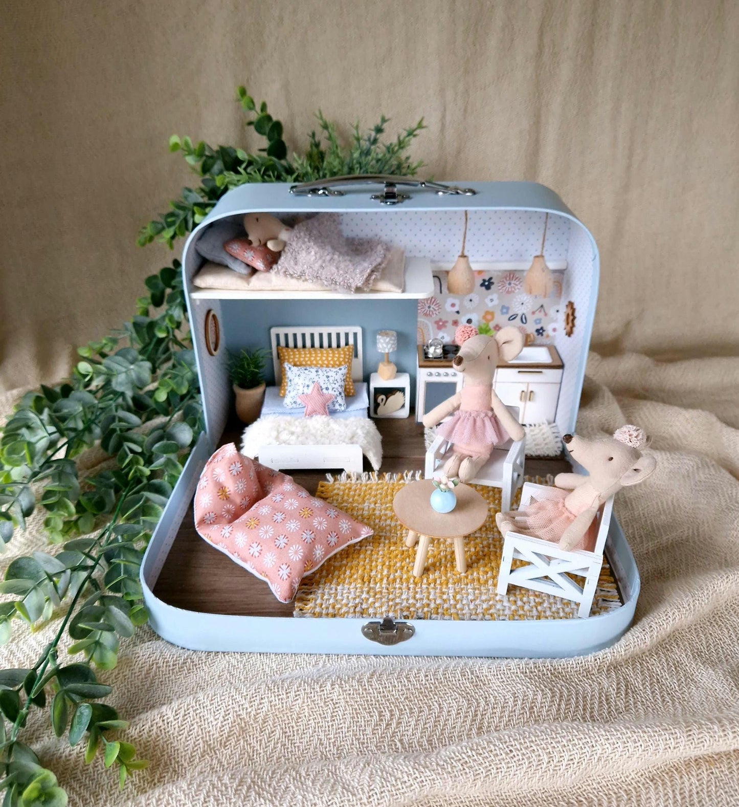 Frühlingsblüte – Puppenhaus im mittleren Kofferformat