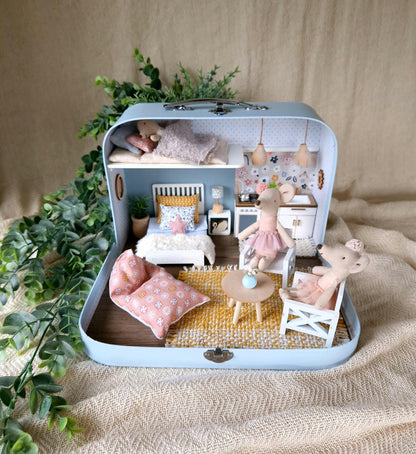 Frühlingsblüte – Puppenhaus im mittleren Kofferformat