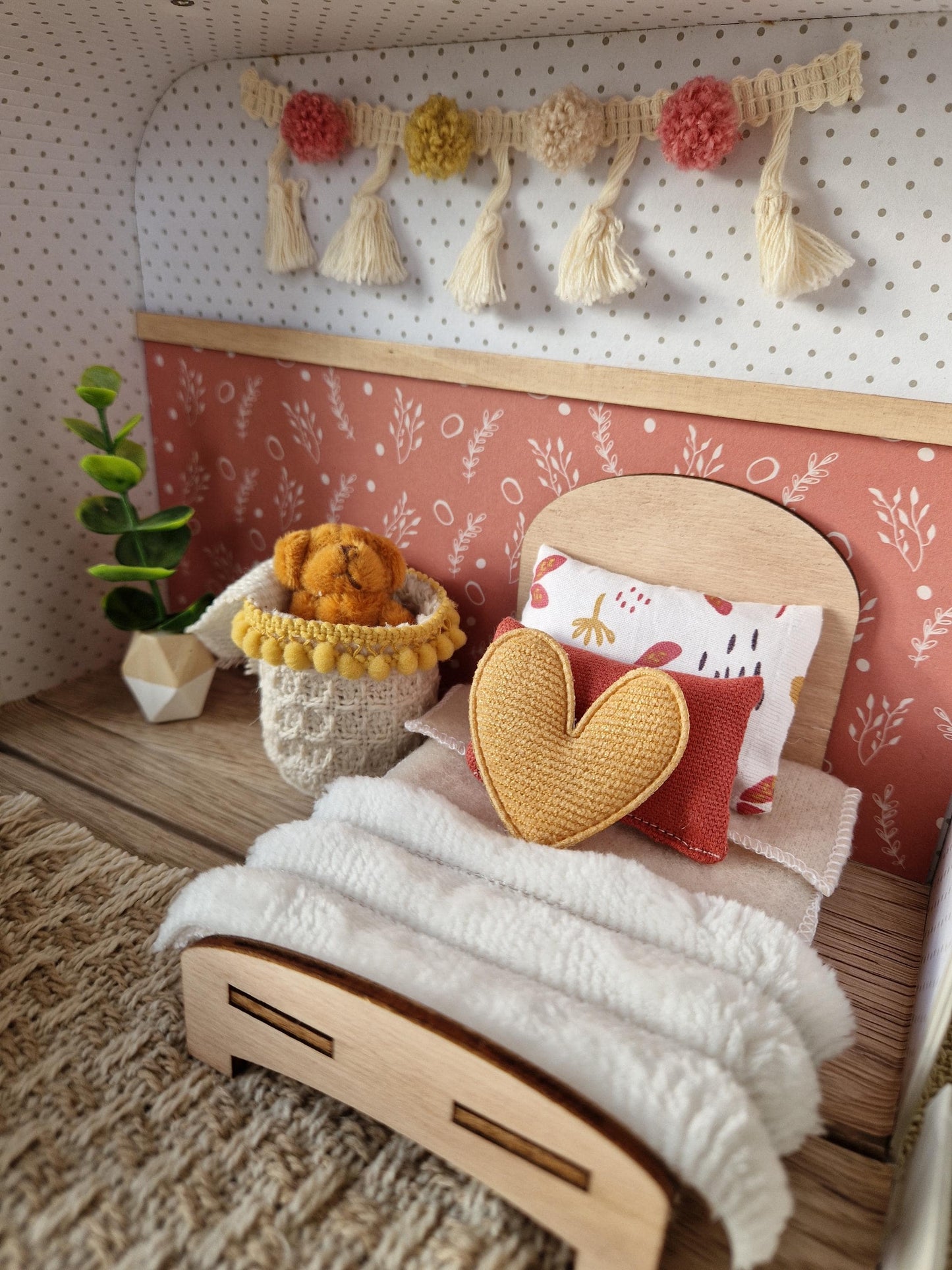 Gemütliches rosa Puppenhaus im kleinen Koffer