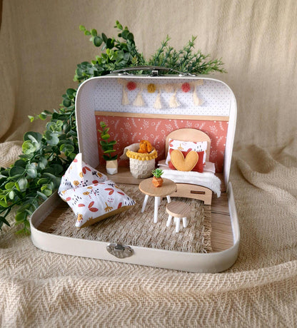 Gemütliches rosa Puppenhaus im kleinen Koffer