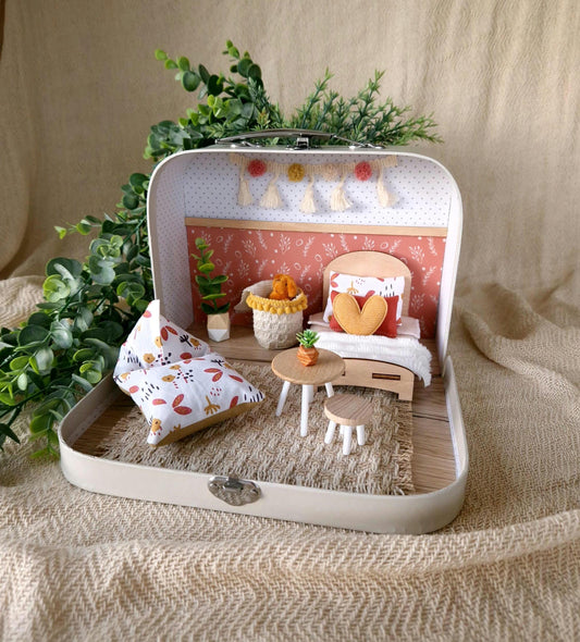 Gemütliches rosa Puppenhaus im kleinen Koffer