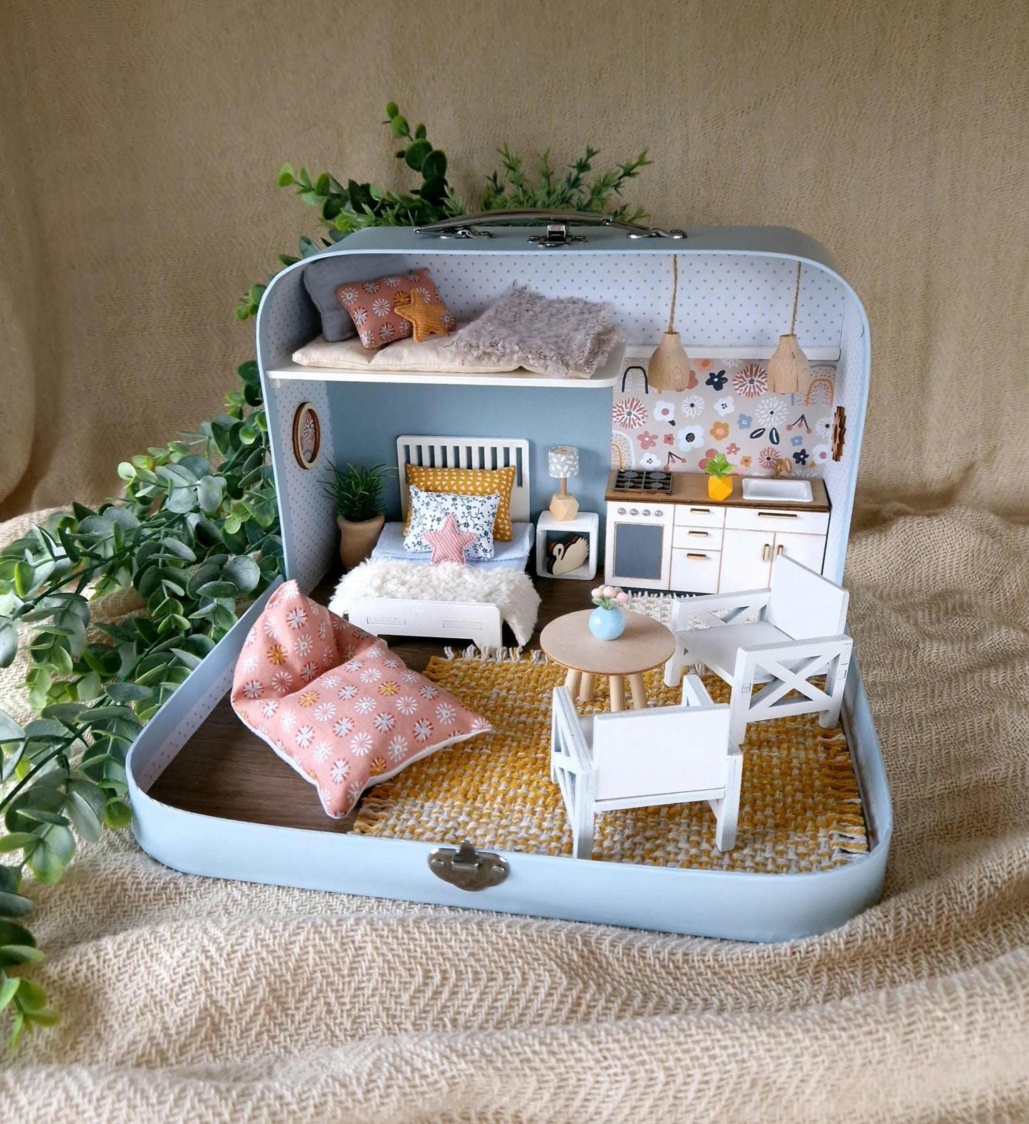 Frühlingsblüte – Puppenhaus im mittleren Kofferformat