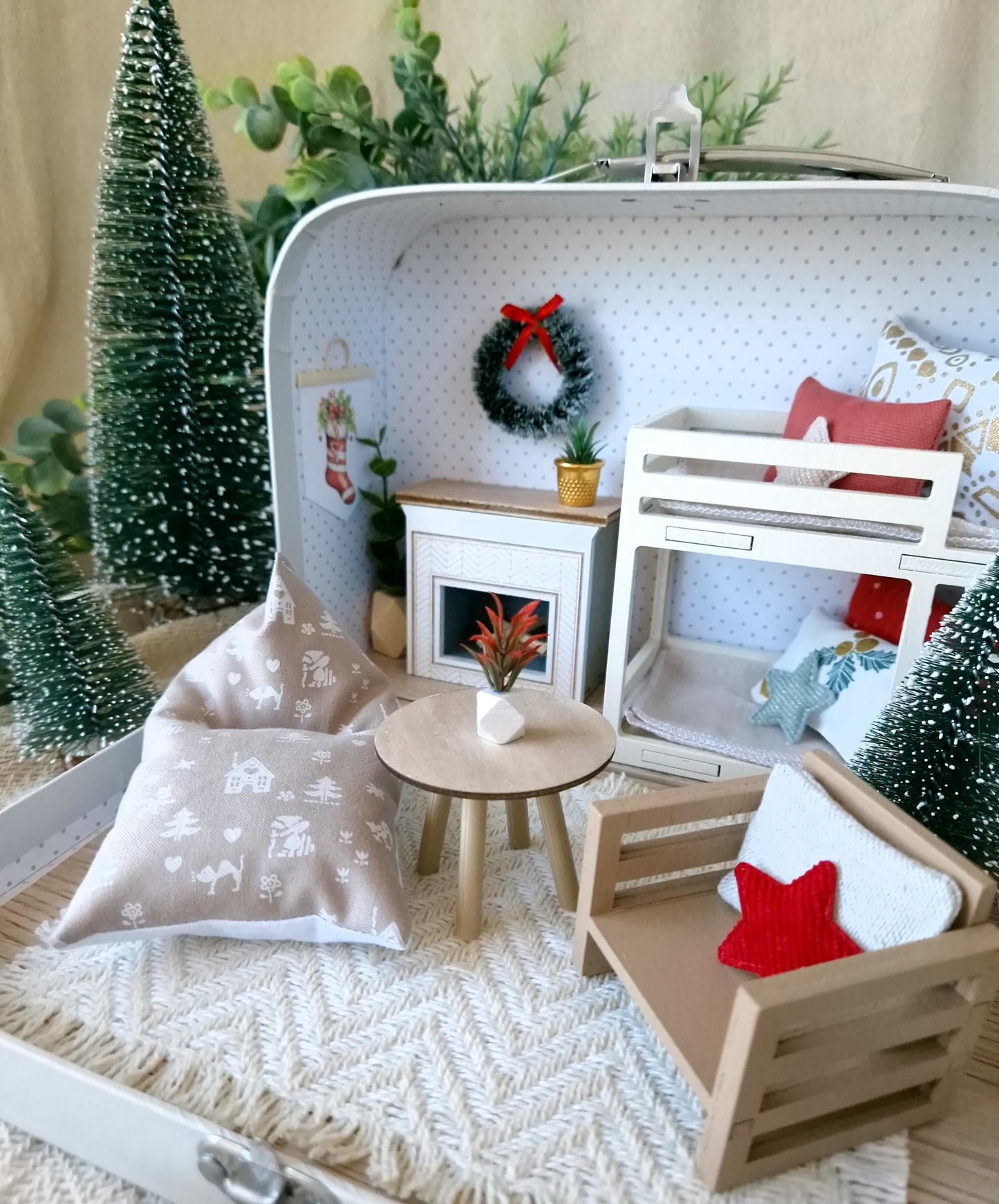 Weihnachtsfreude – Puppenhaus im kleinen Koffer