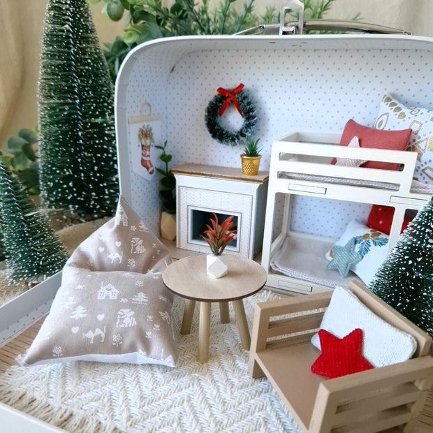 Weihnachtsfreude – Puppenhaus im kleinen Koffer