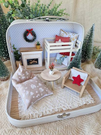 Weihnachtsfreude – Puppenhaus im kleinen Koffer