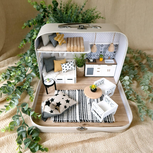 Charming Greys – Puppenhaus im mittleren Kofferformat