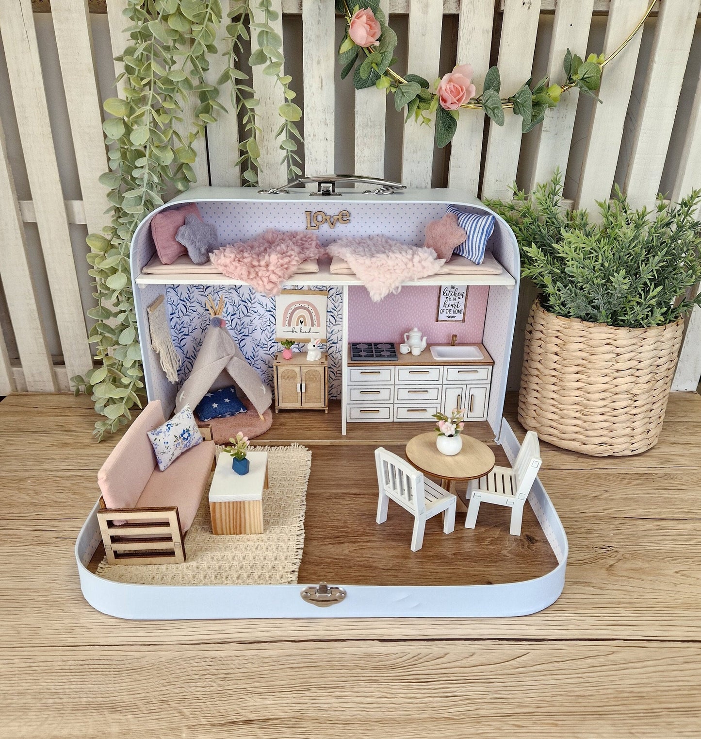 Zuckerwattenhäuschen – Großes Koffer-Puppenhaus