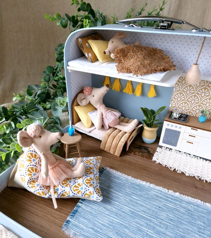 Tagträume & Sonnenschein – Puppenhaus im mittleren Koffer