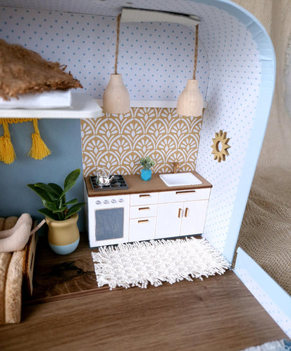 Tagträume & Sonnenschein – Puppenhaus im mittleren Koffer