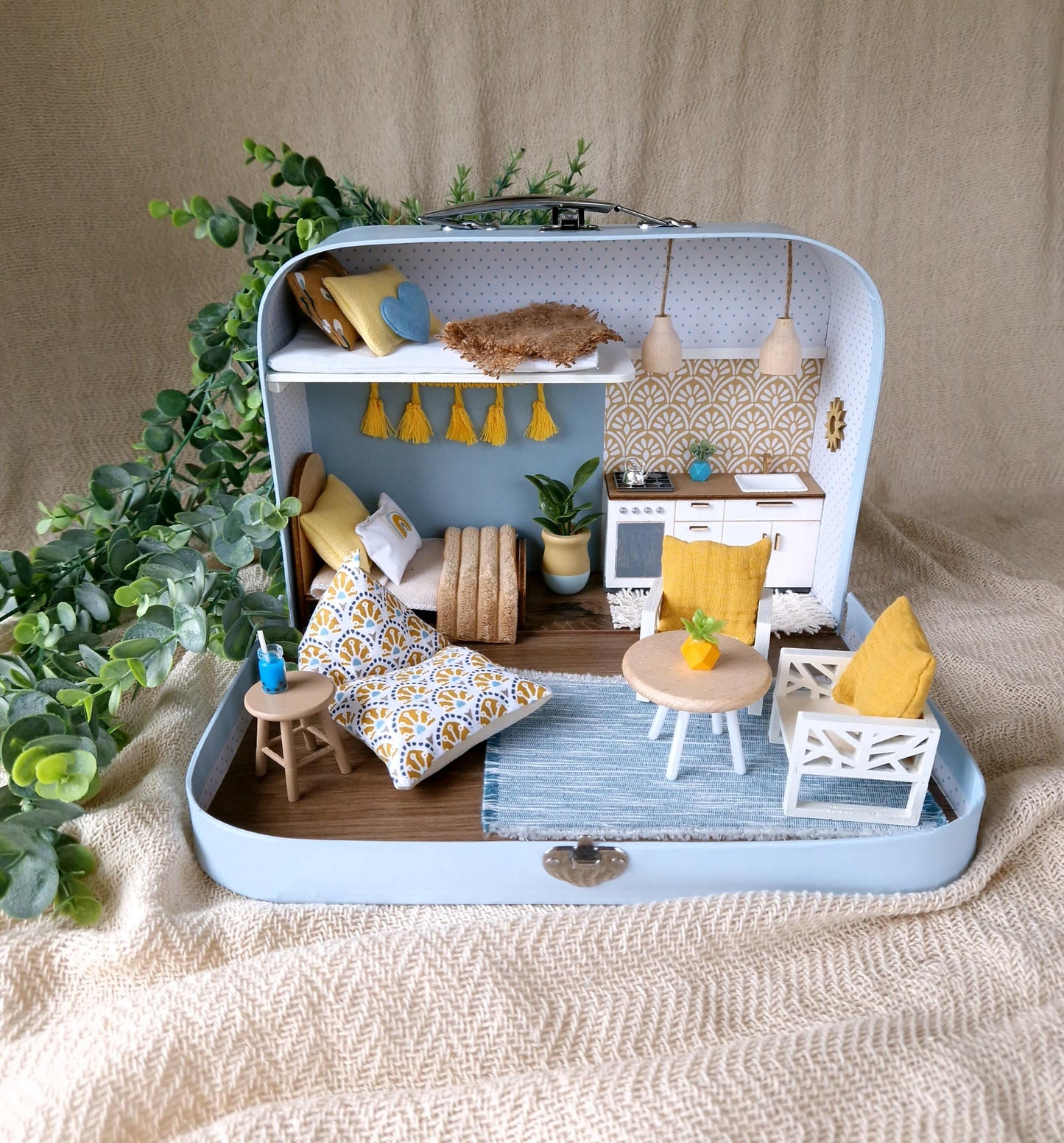 Tagträume & Sonnenschein – Puppenhaus im mittleren Koffer