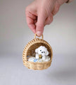 Miniatur-Hundehütte aus Rattan mit kleinem Plüschhund – Puppenhausmöbel