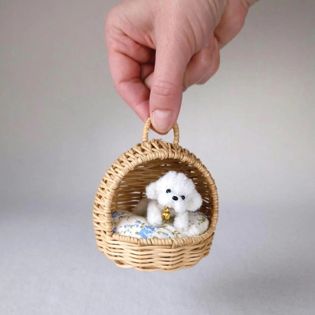 Miniatur-Hundehütte aus Rattan mit kleinem Plüschhund – Puppenhausmöbel
