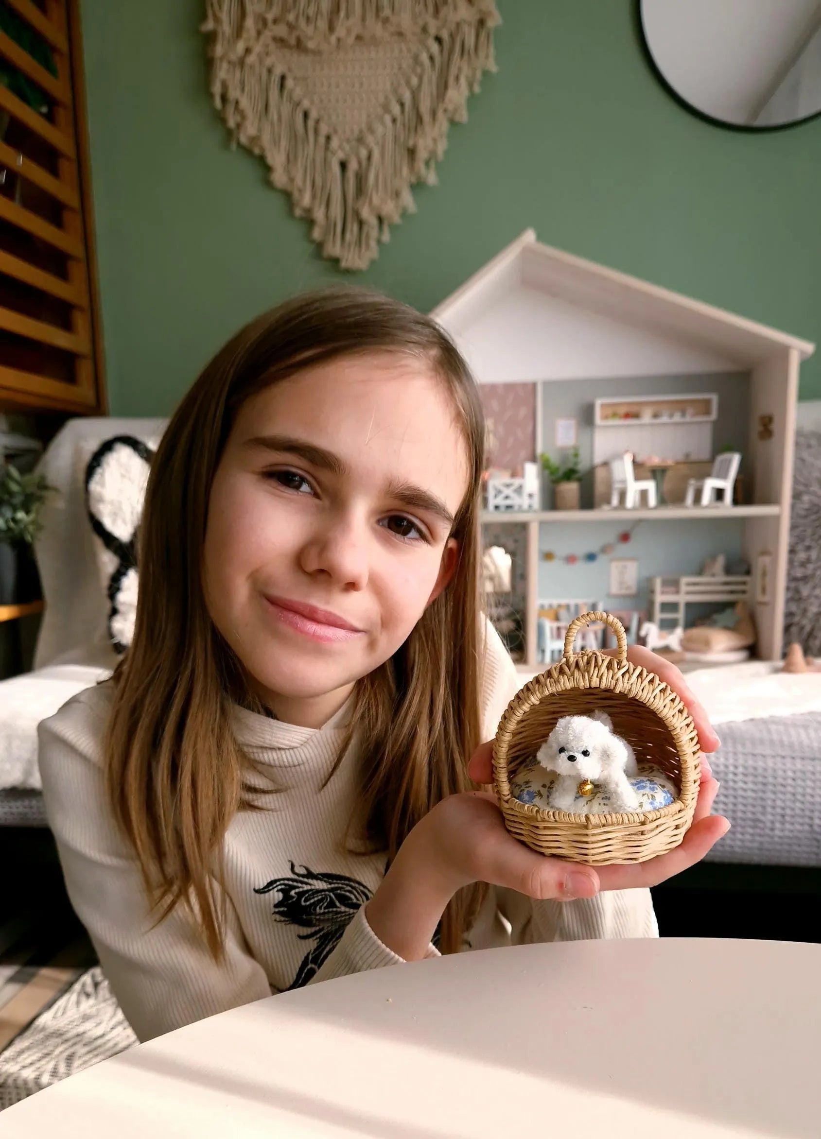 Miniatur-Hundehütte aus Rattan mit kleinem Plüschhund – Puppenhausmöbel