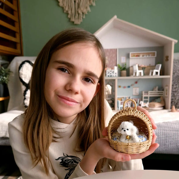 Miniatur-Hundehütte aus Rattan mit kleinem Plüschhund – Puppenhausmöbel