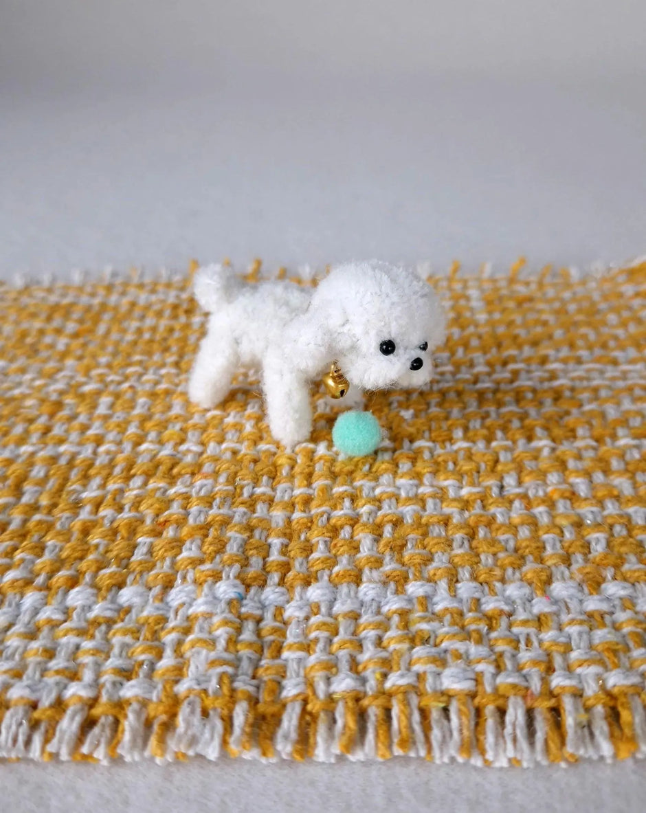 Miniatur-Hundehütte aus Rattan mit kleinem Plüschhund – Puppenhausmöbel