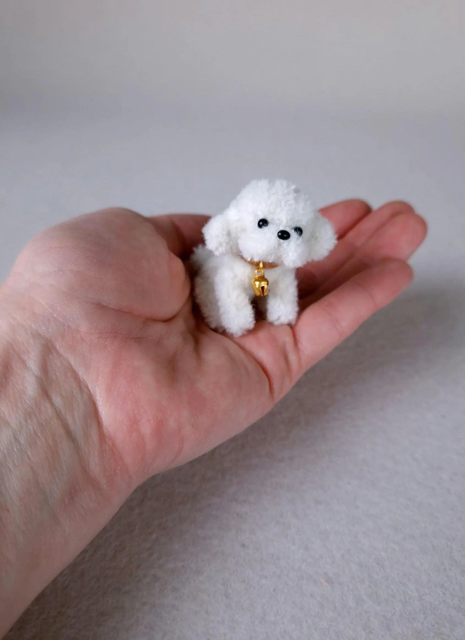 Miniatur-Hundehütte aus Rattan mit kleinem Plüschhund – Puppenhausmöbel