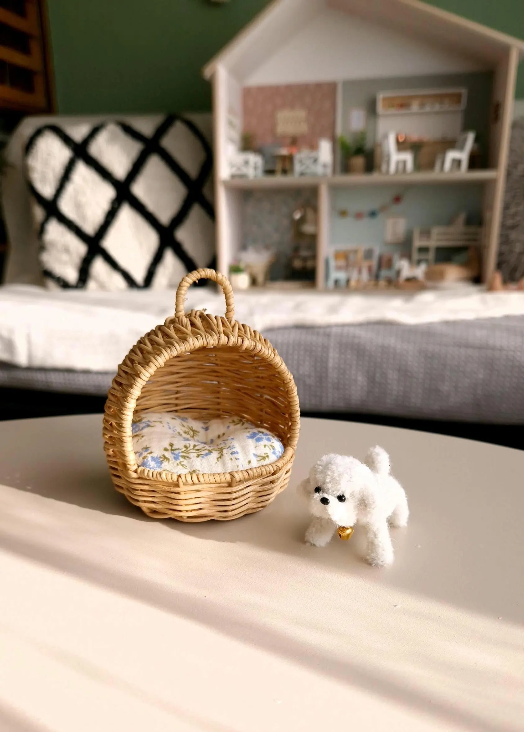 Miniatur-Hundehütte aus Rattan mit kleinem Plüschhund – Puppenhausmöbel