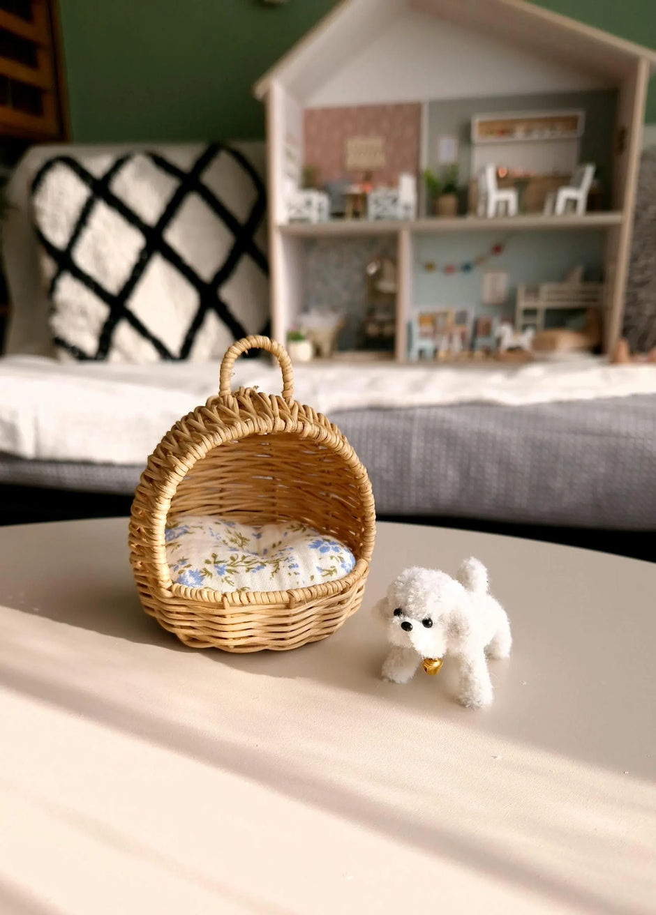 Miniatur-Hundehütte aus Rattan mit kleinem Plüschhund – Puppenhausmöbel